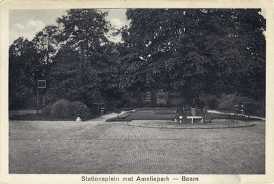 7450 Gezicht op het Amaliapark aan het Stationsplein te Baarn uit het zuiden.